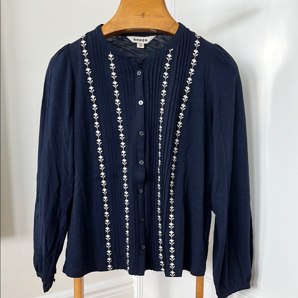 New without tags Boden Navy Blouse with White Embroidery